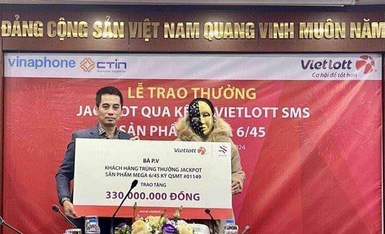 Chị P.V. trao tặng 330 triệu đồng cho đại diện Quỹ Tâm Tài Việt Chị P.V. trao tặng 330 triệu đồng cho đại diện Quỹ Tâm Tài Việt