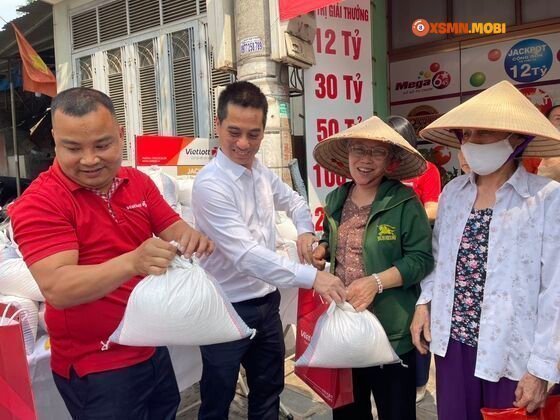 Vietlott thay mặt anh V.K. trao tặng quà đến các hoàn cảnh khó khăn tại Tp. Sơn La Vietlott thay mặt anh V.K. trao tặng quà đến các hoàn cảnh khó khăn tại Tp. Sơn La