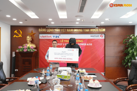 Ông M.T trao tặng quỹ Tâm Tài Việt 600 triệu đồng Ông M.T trao tặng quỹ Tâm Tài Việt 600 triệu đồng