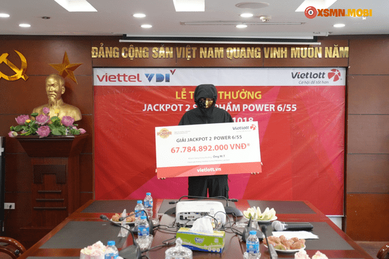 Vietlott tổ chức trao giải Jackpot 2 cho người chiến thắng Vietlott tổ chức trao giải Jackpot 2 cho người chiến thắng