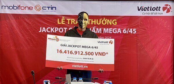 Anh Q. nhận giải hơn 16 tỷ đồng tại buổi lễ trao thưởng Anh Q. nhận giải hơn 16 tỷ đồng tại buổi lễ trao thưởng