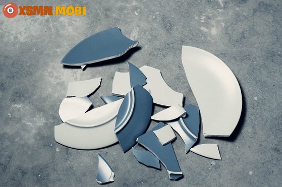 Tự dưng làm vỡ gương, vỡ bát đĩa có điềm báo gì? Tự dưng làm vỡ gương, vỡ bát đĩa có điềm báo gì?